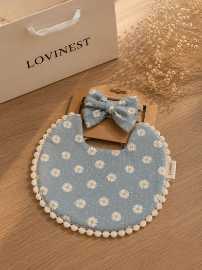Bavoir bébé gaze de coton bleu marguerites pompons – bandeau assorti