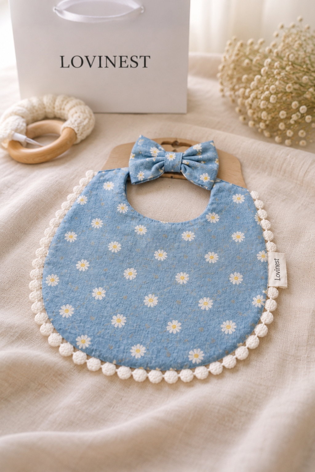 Bavoir bébé bleu marguerites bordure pompom & bandeau assorti -Lovinest
