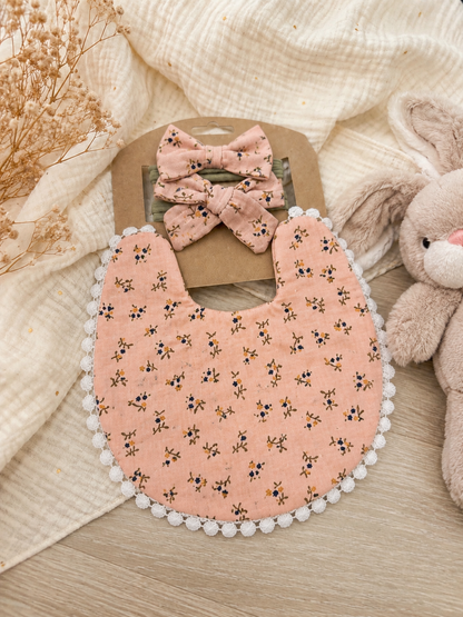 Bavoir bébé gaze de coton terracotta fleurs – bandeau assorti