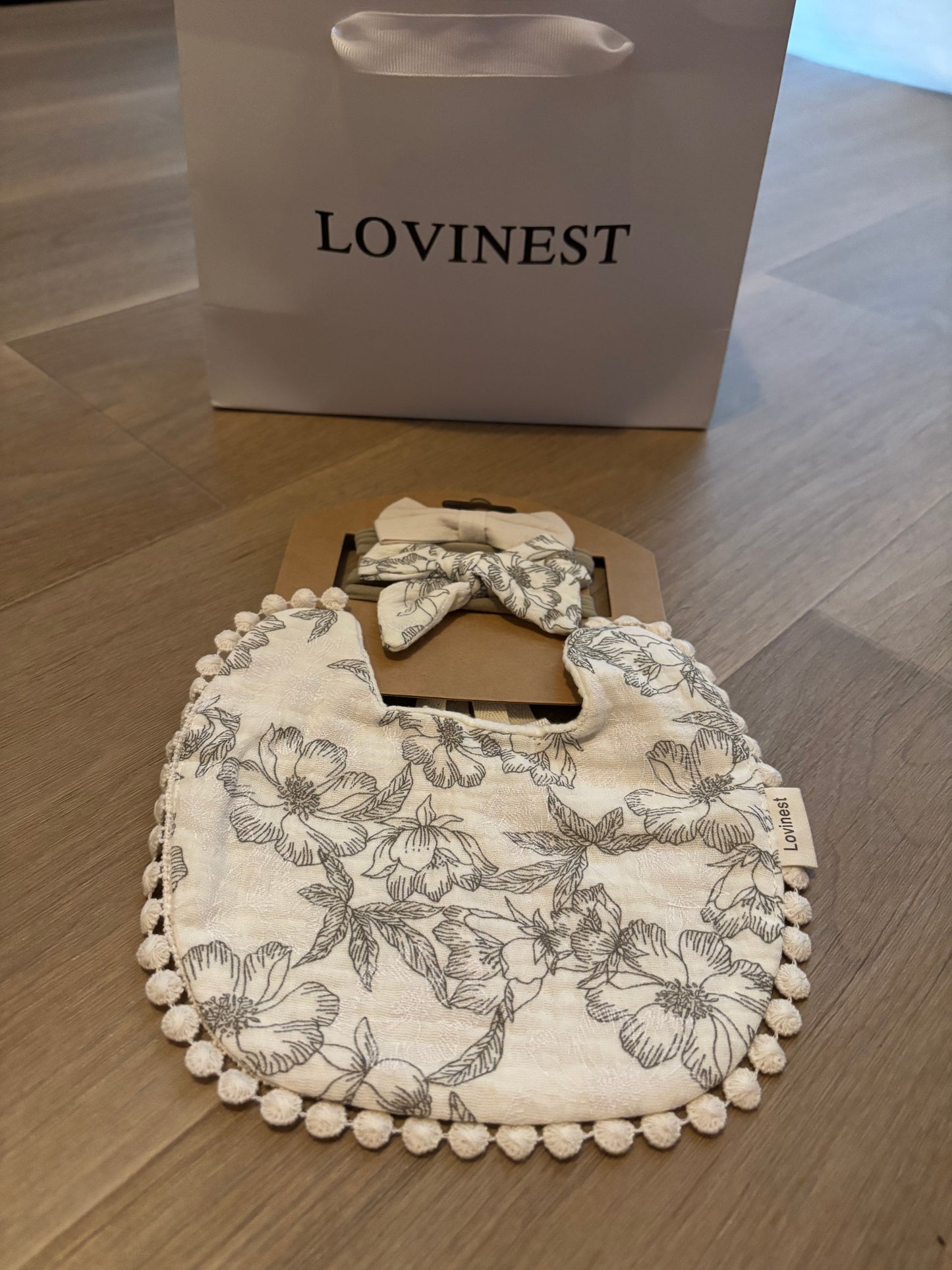 Bavoir bébé gaze de coton blanc motif floral – bandeau assorti