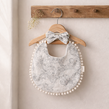 Bavoir bébé gaze de coton blanc motif floral – bandeau assorti