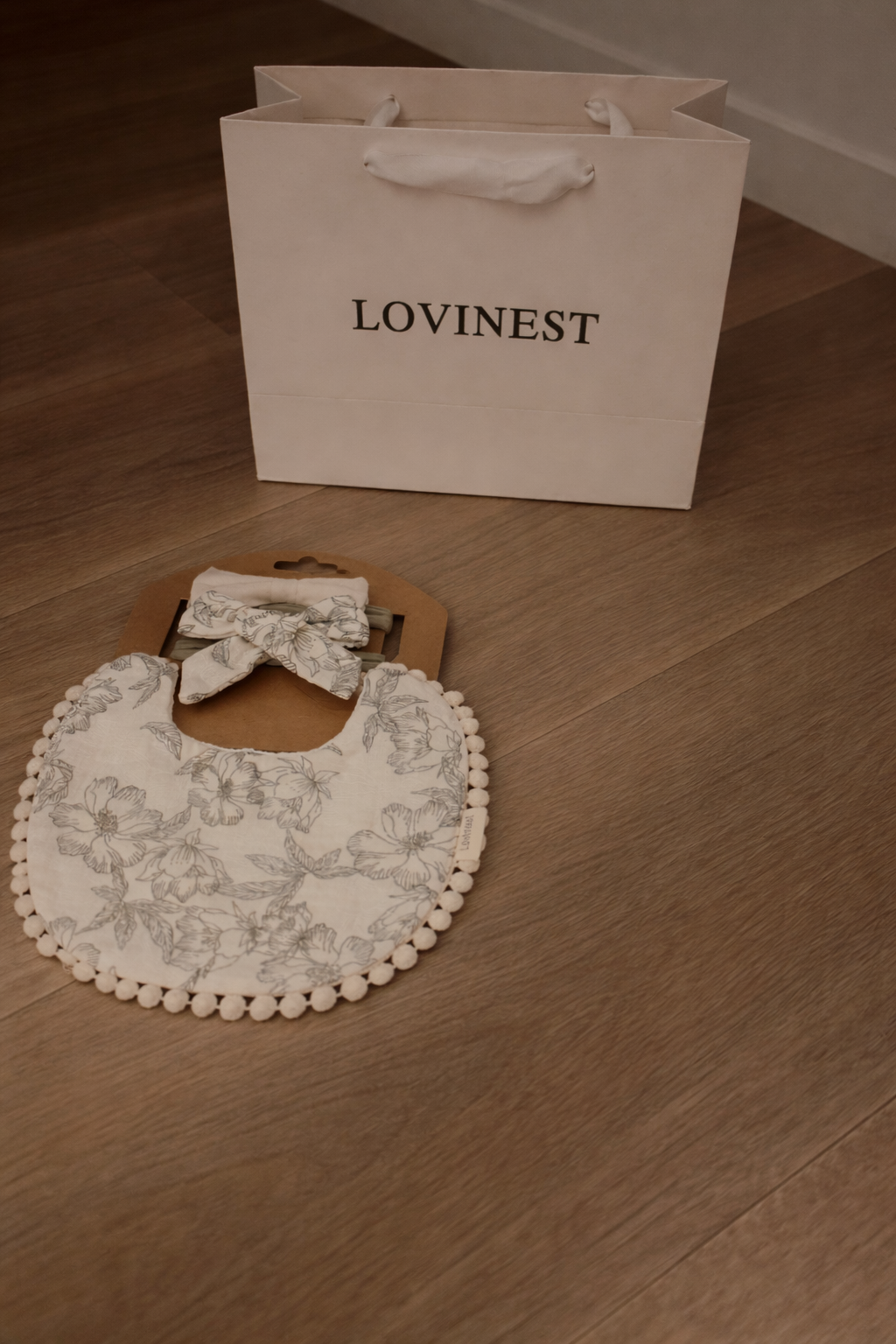 Bavoir bébé gaze de coton blanc motif floral – bandeau assorti
